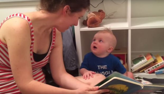Így reagál a baba, mikor véget ér kedvenc mesekönyve - videó