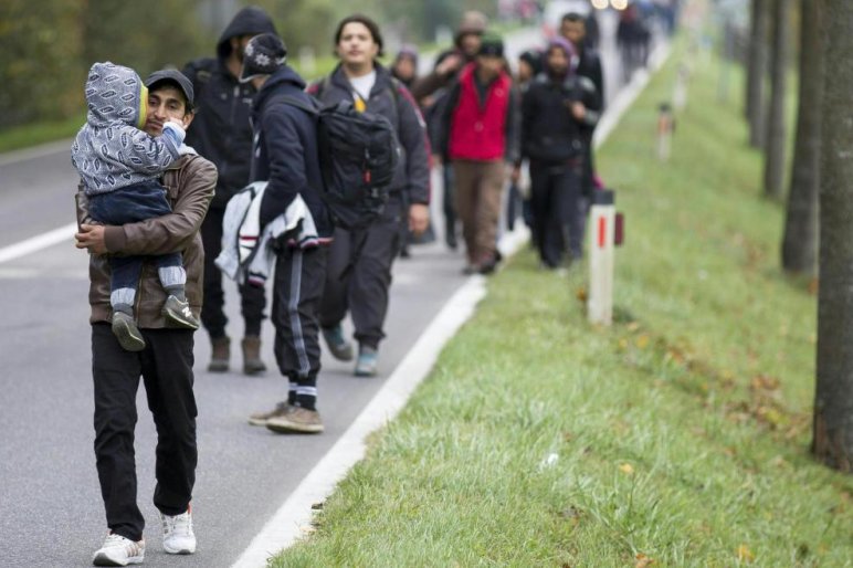 Migránsok százai bolyonganak Ausztriában, a B67-es úton