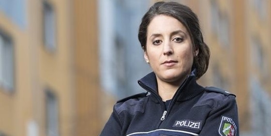 Verbális és fizikális bántalmazást kapott egy német rendőrnő a bevándorlóktól! 18+