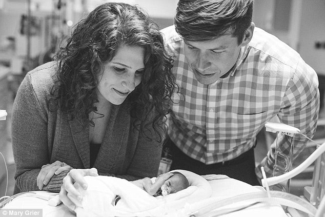 24. hétre született baba harca az életért, miután ikertestvére meghalt az anyaméhben