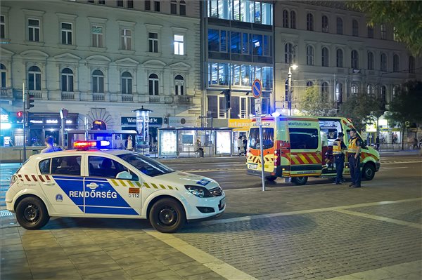 Késsel támadott mentősökre egy férfi a fővárosban