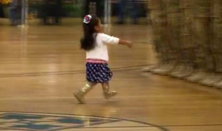 Felrúgta a ceremóniát a 3 éves kislány, hogy megölelje rég nem látott apját - videó