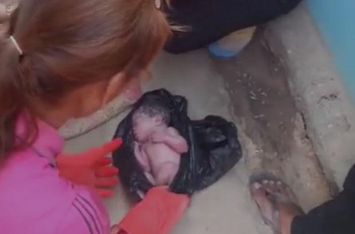 Zacskóba csomagolt, kidobott újszülöttet mentettek meg - videó 18+