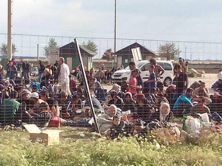 Szlovénia elszállítja a migránsokat a dobovai ideiglenes táborból