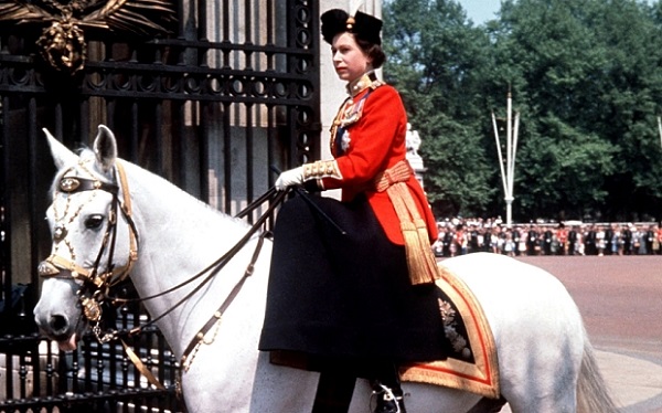 A királynő gardróbját bemutató eddigi legnagyobb tárlat nyílik jövőre Nagy-Britanniában