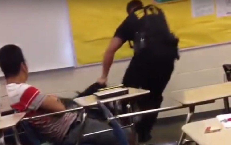 Brutálisan rángatott ki egy fekete lányt a padból az iskolarendőr – videó