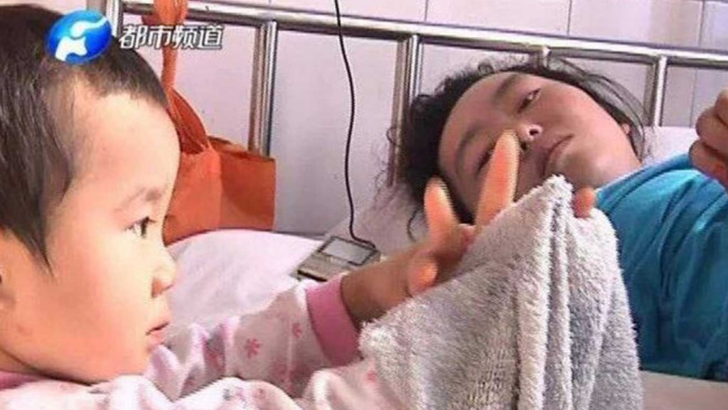 Megrázó! 3 éves kislány gondozza autóbalesetben megsérült édesanyját