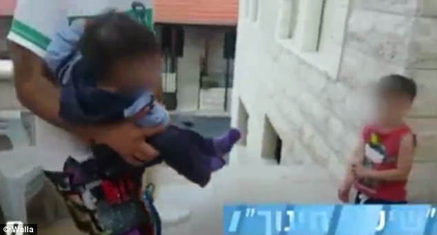 Vödörbe gyömöszölte síró kisgyerekét az apa - megrázó videó 18+