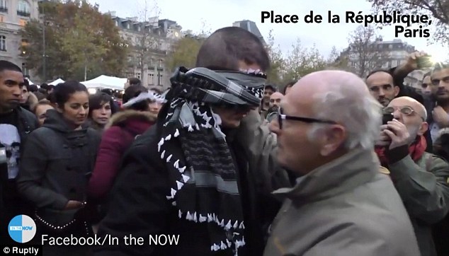 Bekötött szemű muszlim férfi kérte a párizsiakat, hogy öleljék meg – videó