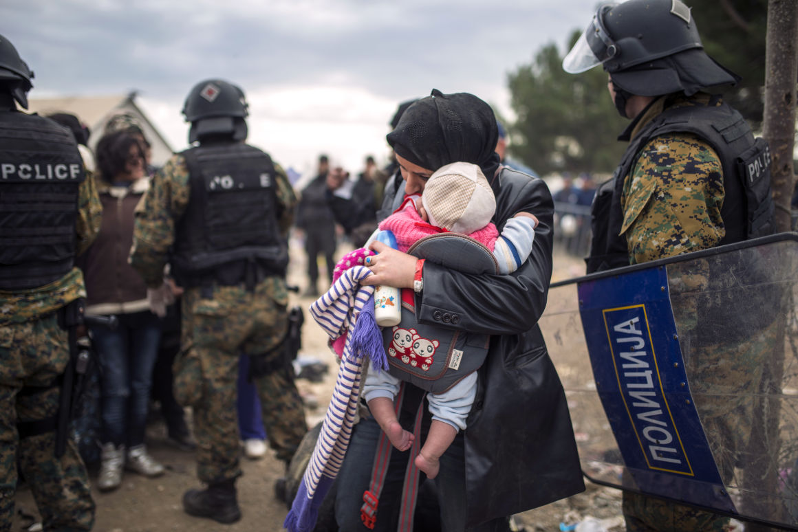 Ismét gyűlik a tömeg a görög-macedón határon