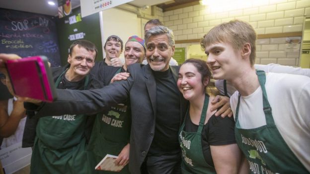 George Clooney hajléktalanokat segítő kávézóba látogatott el Edinburghban