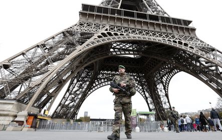 Franciaországban több helyen rendőrségi razziát tartottak az éjjel