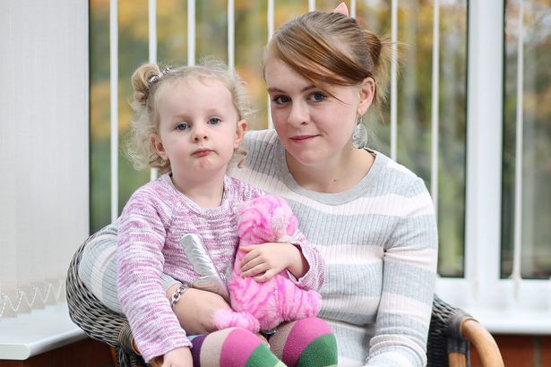 8 órát várt padlón alvó lázas gyerekével a kórházi orvosra egy brit anya