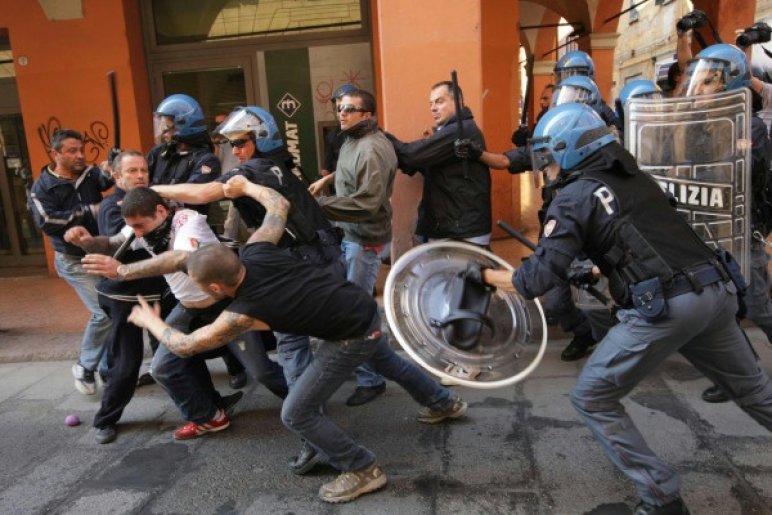 Kormányellenes megmozdulás és ellentüntetések Bologna utcáin