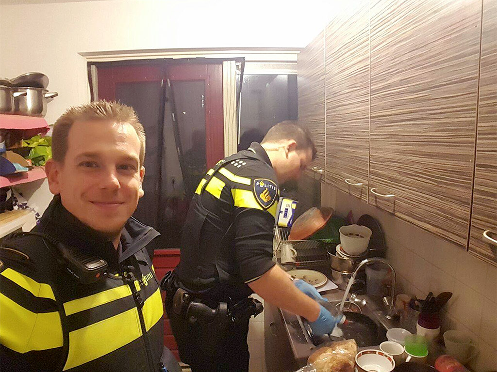 Holland rendőrök segítettek otthon a kórházba került 5 gyerekes anyukának