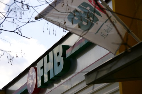 Felfüggesztették az FHB részvényeinek tőzsdei kereskedését
