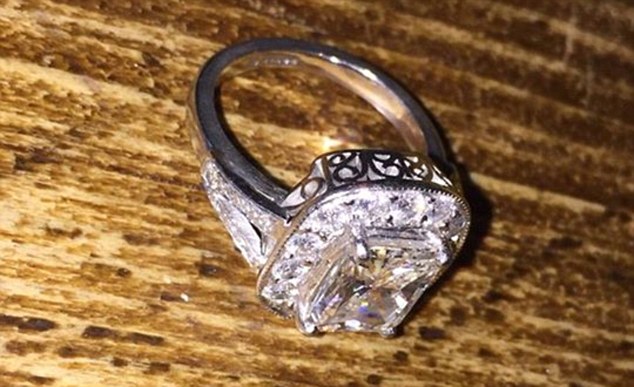 Milliós gyémántgyűrűt talált az utcán, megkereste a tulajdonosát a becsületes férfi