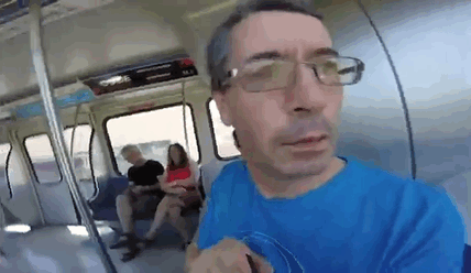 Egy édesapa, aki egész vegasi nyaralásuk alatt fordítva tartotta a kamerát