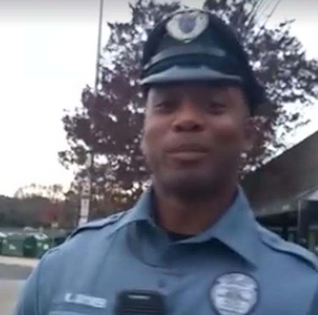 Megható dolgot tett a rendőr a buszról leszállított hajléktalan férfival – videó