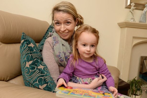 Együtt tanul járni 2 éves kislányával az agykárosodást szenvedett anyuka
