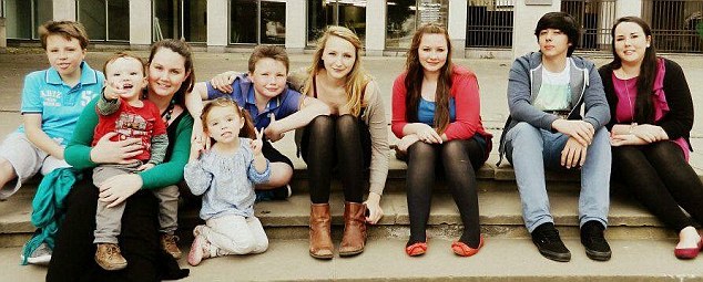 Támogatás nélkül nevel 9 gyereket egy nagycsaládos brit házaspár