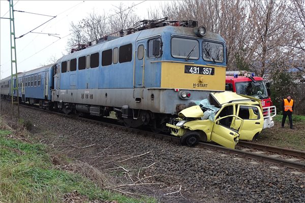 Vonattal ütközött egy autó Kecskeméten, a sofőr meghalt