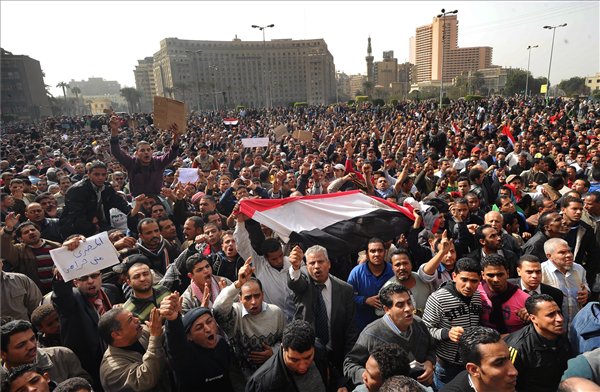 Egyiptomban elnapolták a Rábaa-tüntetés perét, mert a 739 alperes nem fért be a vádlottak vasketrecébe