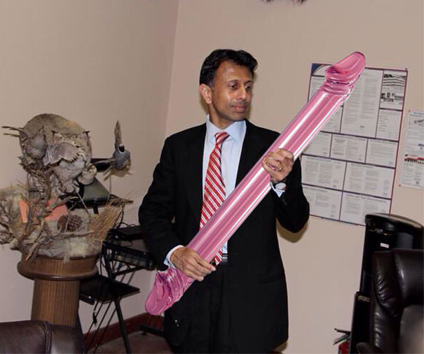 Egy férfi dildókra cserélte ki a politikus kezében található fegyvereket