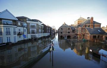 Londoni elemzők: meghaladhatja a másfél milliárd fontot az áradások okozta kár
