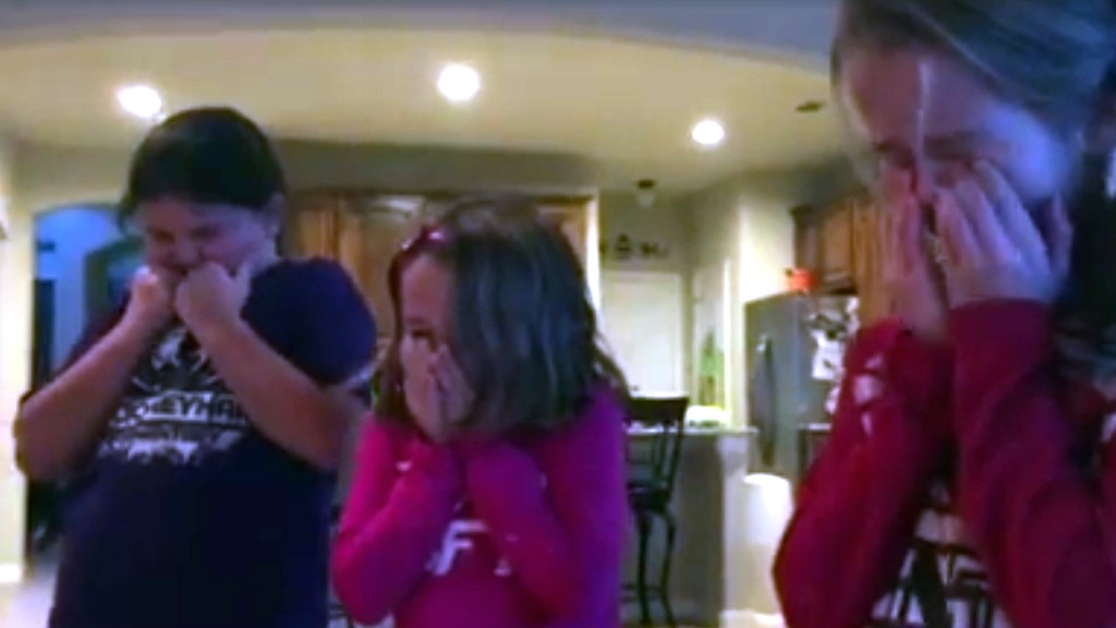 Szinte eszét vesztette a 3 kislány, mikor meglátták milyen ajándék van a fa alatt - videó