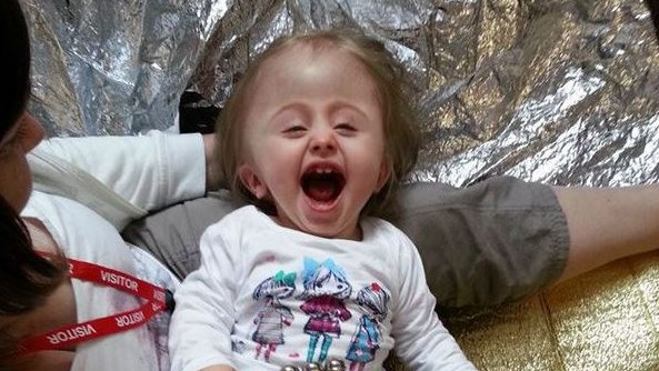 40 műtét után is tud mosolyogni a súlyos betegen született 4 éves kislány