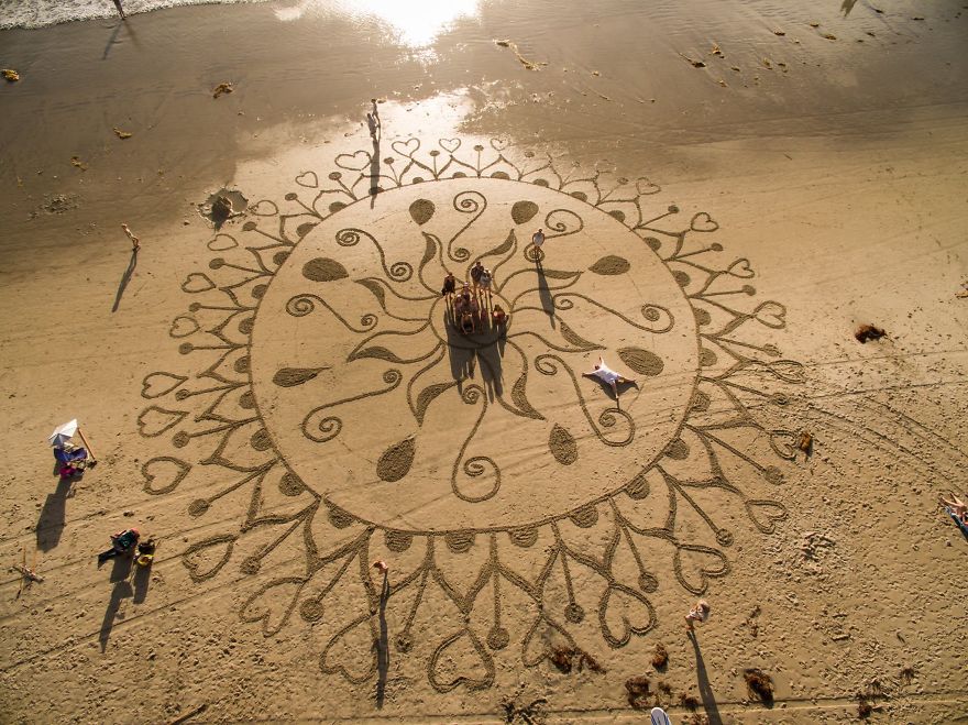 Egy férfi csodálatos, homokba készült alkotásai