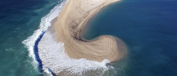 A heves északi szél átformálta a Brac szigetén található aranyszarv homokstrandot