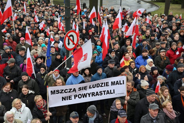 A lengyel kormány intézkedései ellen tüntettek Budapesten