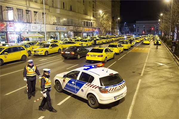 Továbbra is tart a taxisok demonstrációja Budapesten