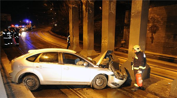Oszlopnak csapódott egy autó Budapesten