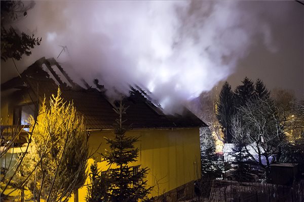 Két lakó szenvedett égési sérüléseket egy kigyulladt családi házban