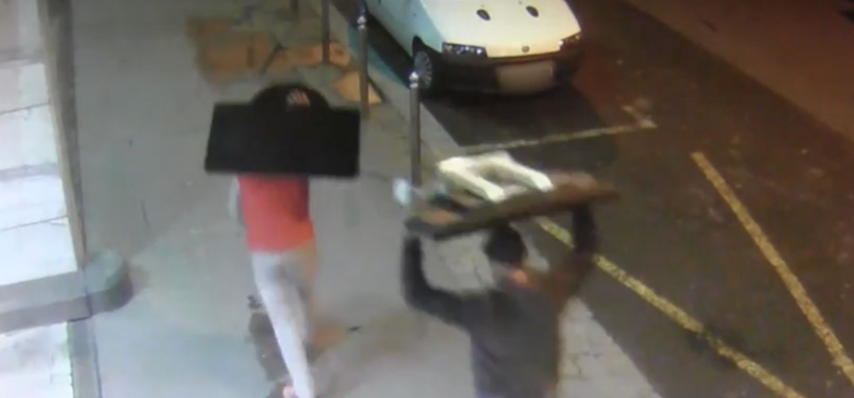 Rendőrségi videó két magyar tolvajról. Nem tudhatták, hogy az utca be van kamerázva!