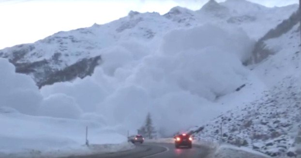 Menekülés a zúduló lavina elől - videó