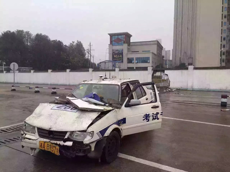 Teli gázzal ment át a falon a kínai nő az autóvezető vizsgán