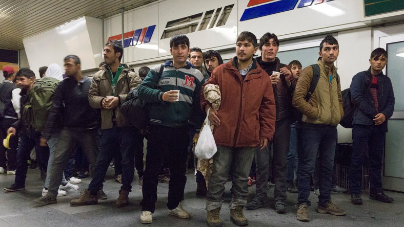 Svájcban értékeikkel kell fizetniük a menekülteknek az ellátásért