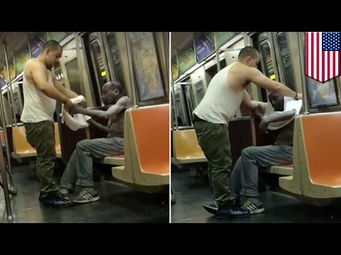 Odaadta a saját pólóját a férfi a metrón didergő hajléktalannak – videó