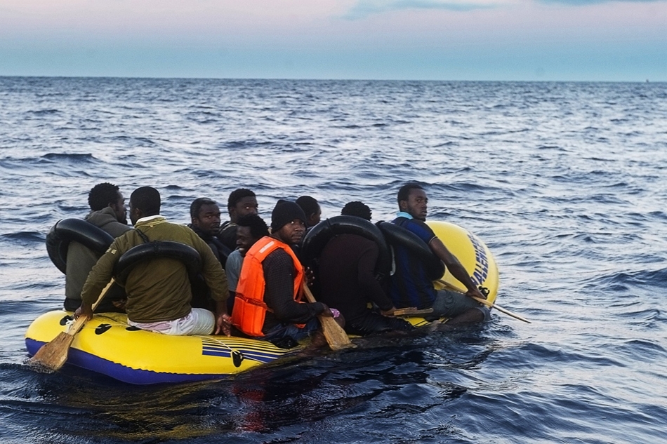 Migránsokat dobtak vízbe az emberkereskedők az olasz partoknál