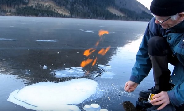Nagyon állat mi történik a jéggel miután megvágják és meggyújtanak egy gyufát