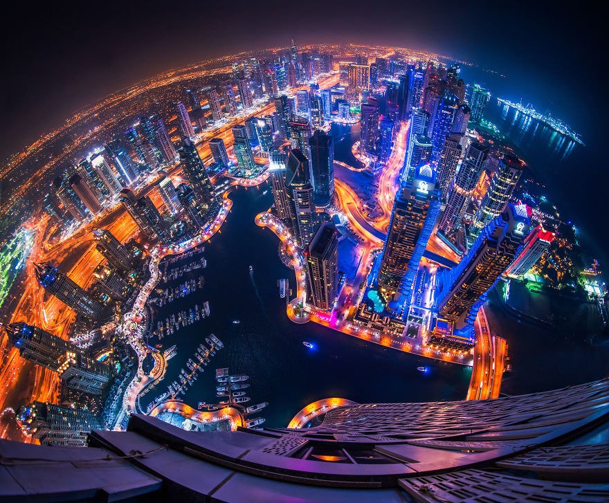 Az éjjeli Dubai sci-fi filmbe illő képei