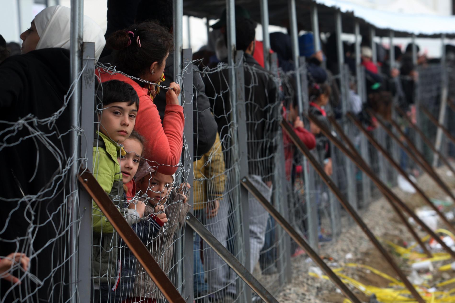 25 ezer menekült bolyong Görögországban, már házakat foglalnak el