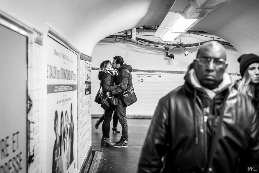 Egy fotós nyilvános helyeken fotóz szerelmespárokat