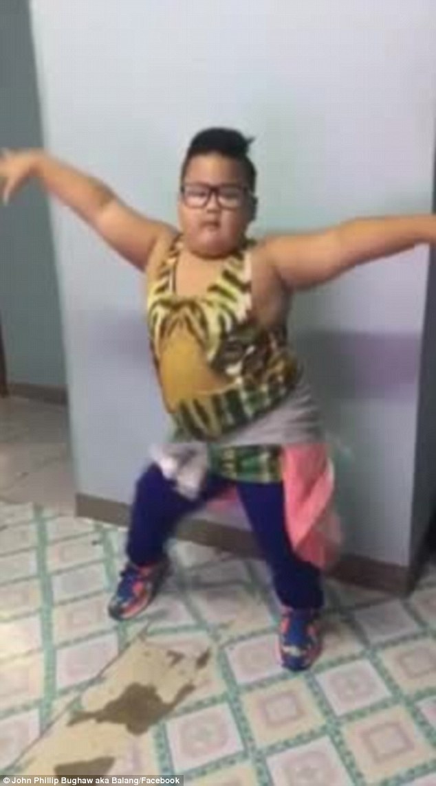 Elképesztő tánc egy 7 éves kisfiútól, aki Justin Bieber klipre rázza magát- videó