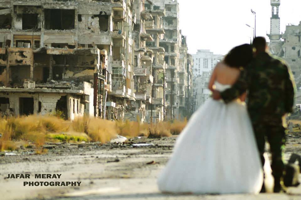 Szíriai háború romjain tartotta esküvőjét egy pár