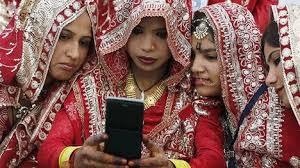 Tilos a hajadon nőknek mobilt használni egy indiai faluban